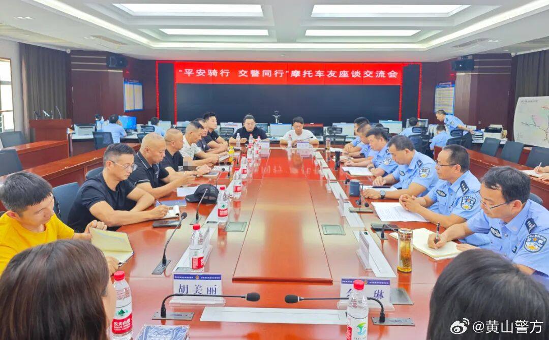 女骑士老老实实排队等红灯 被后方车辆撞击差点爆头!/因摩托车被盗,大爷三连盗3车报复物业...