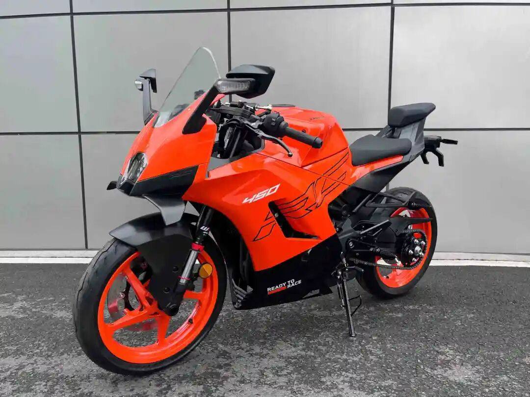 连霍高速新疆段发生严重事故,疑似大雾引发!/ KTM RC490换壳春风发动机亮相工信部/国产四缸本田CBR500R公示