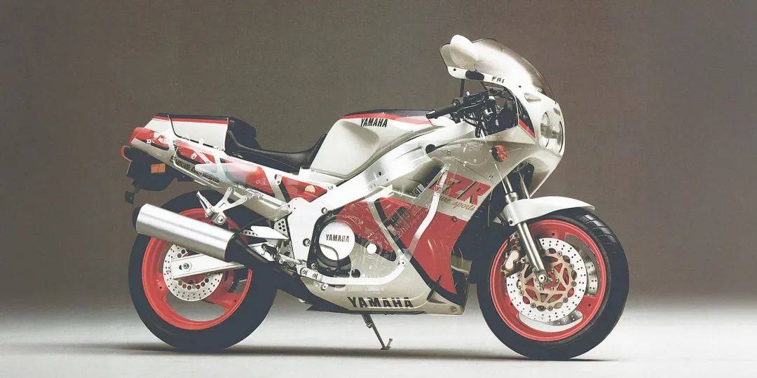 比R1更早！雅马哈首款公升级仿赛 FZR1000，搭载5气门发动机的早期猛兽