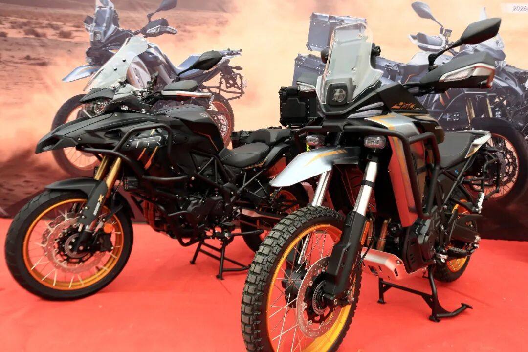 TRK552与SRT450双车齐发,全能实用vs硬派轻量,中排ADV市场再洗牌