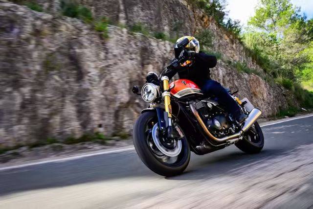 2025 凯旋Speed Twin 1200 和 1200 RS