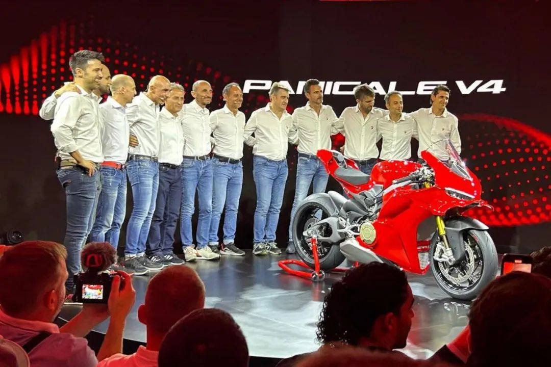取消单摇臂?杜卡迪 Panigale V4新款海外上市,眯眯眼大灯好看吗