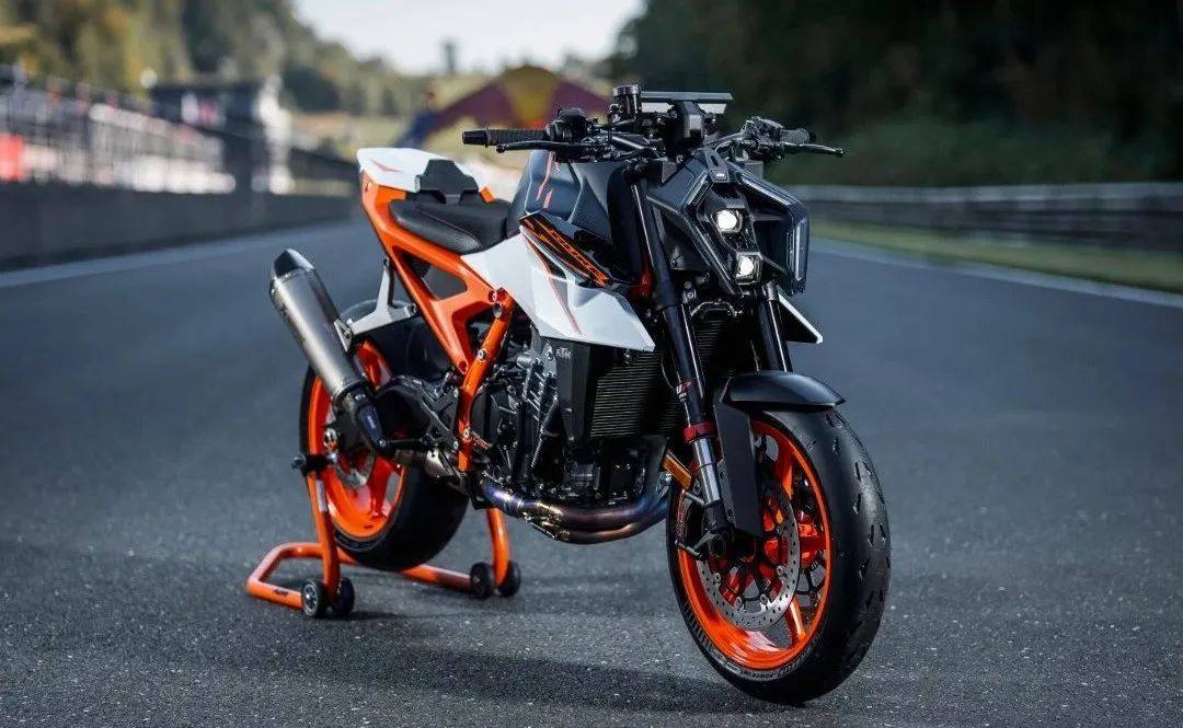 公升之下真无敌，KTM 990 Duke R海外首发，马力再涨7匹