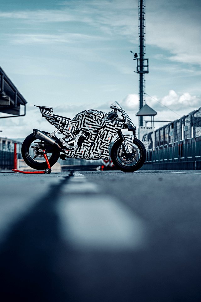 2025 款 KTM 990 RC R预告,或将成为KTM最强市售仿赛!