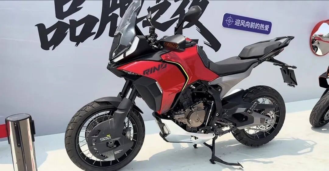 还完度最高的造型设计、钱江首款直列三缸犀牛900ADV亮相品牌周年庆