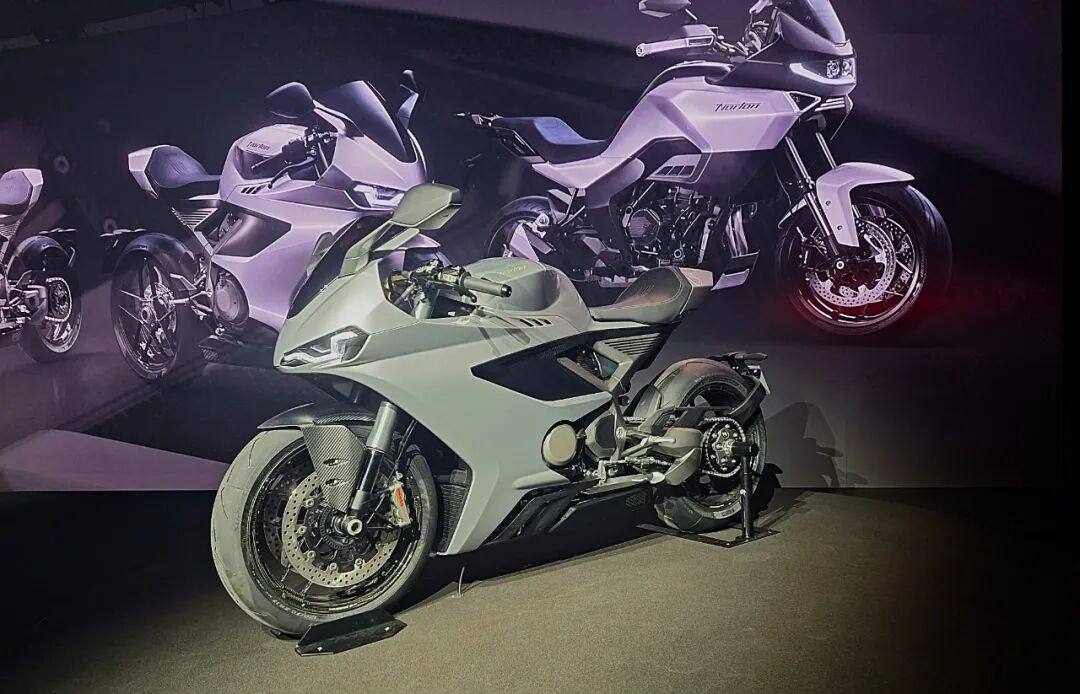 米兰车展丨1200cc V4 206匹,英伦超级仿赛,诺顿Manx R高调回归