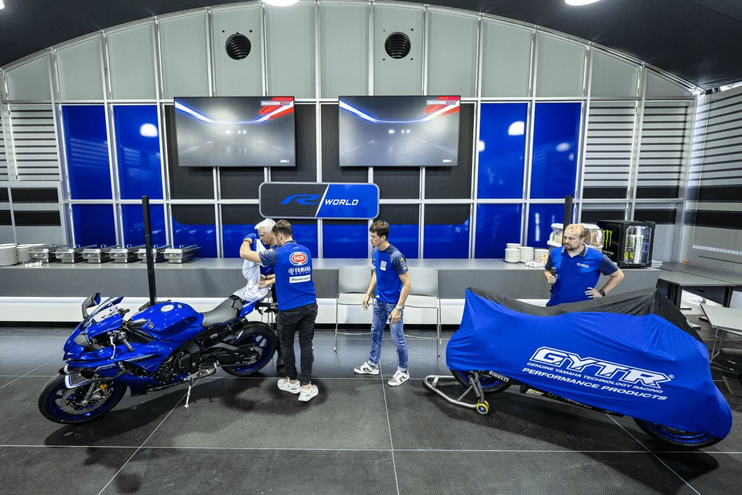 Yamaha 展示 WorldSBK 工厂赛车规格的 2025 YZF-R1