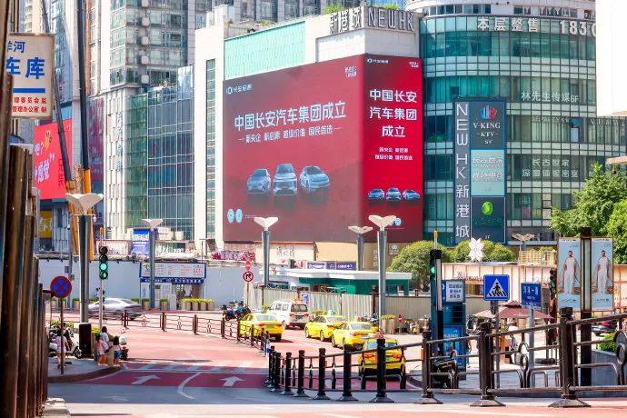 中国长安汽车集团：2030年产销目标500万辆  / 上海一宝马x3i加塞别车，引发严重连环事故 ｜车坛头条