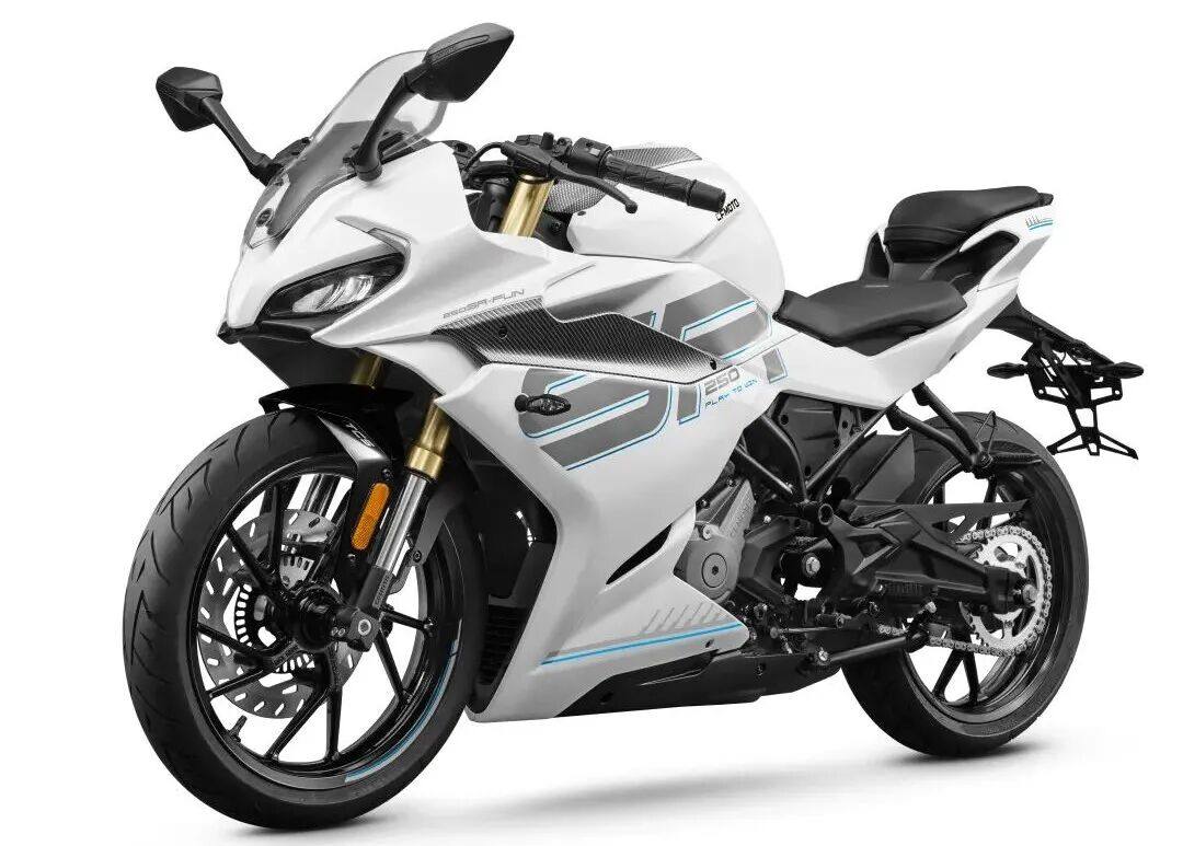 边三轮穿越罗布泊?春风250SR-FUN上市;凯威发布时光1200;宝马国内限量发售海外却近万辆召回