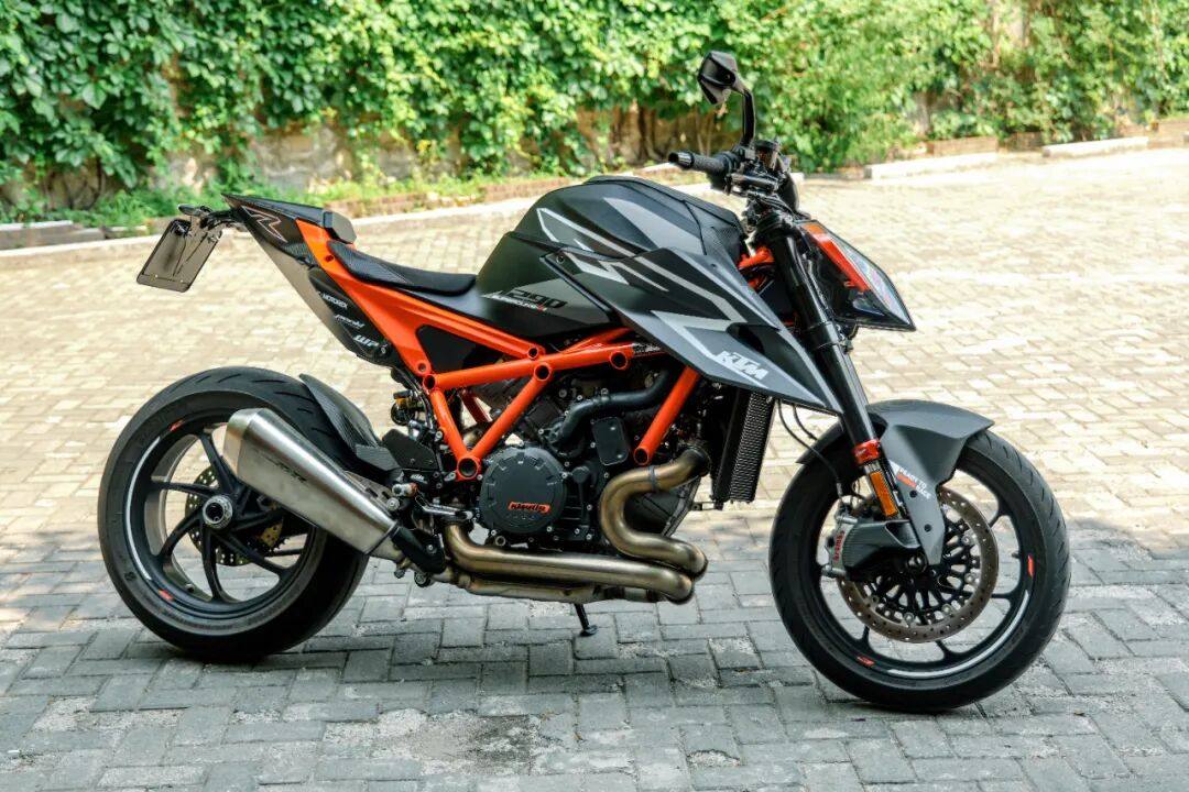KTM 1290 SUPER DUKE RR——极致动力与跨级灵活并存