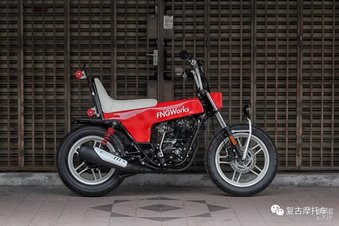 滑板玩家:印度Bajaj V15