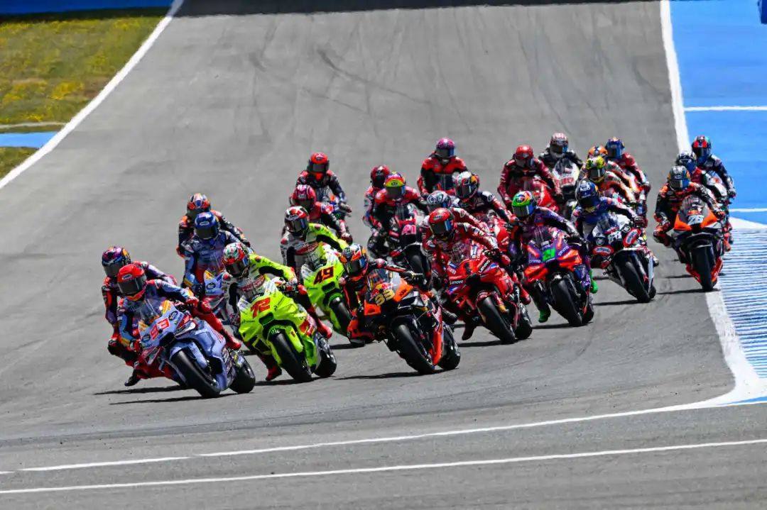 MotoGP西班牙站正赛:巴尼亚亚险胜马奎兹,马丁领跑摔车退赛