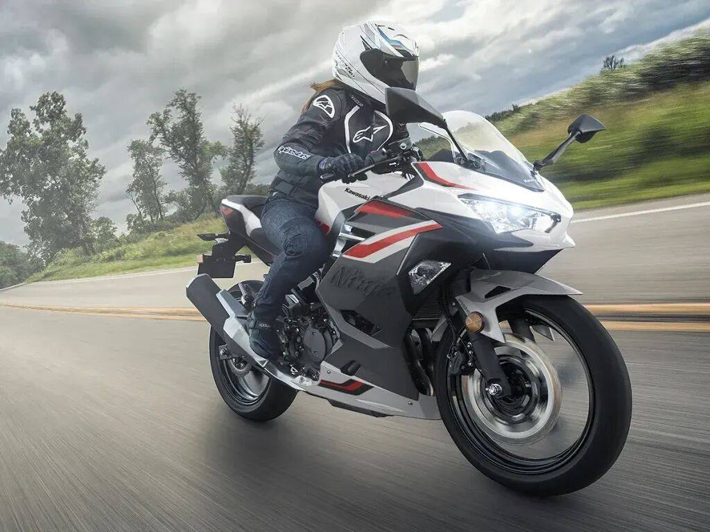 川崎Ninja 400换新装!2026年款推出两款全新配色