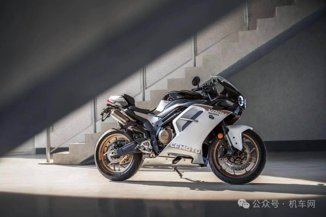 34980元,500SR上市!春风还有V4 1000SR、三缸675SR、双缸250SR-R
