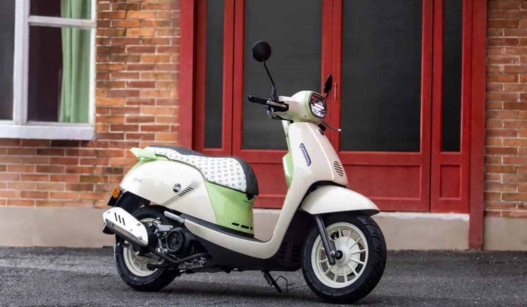 价格下调2000元,钱江复古125焕新上市,四气门发动机油耗1.7L