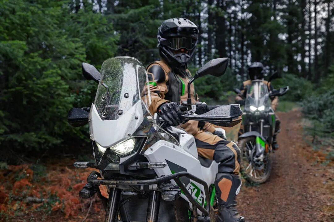 全新Adventure摩托车川崎KLE500亮相