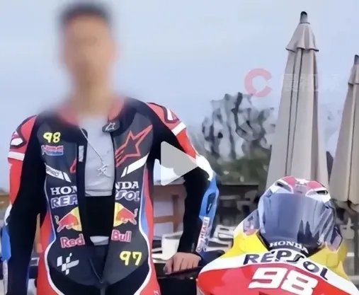 装备百万机车网红“波哥”撞车身亡...