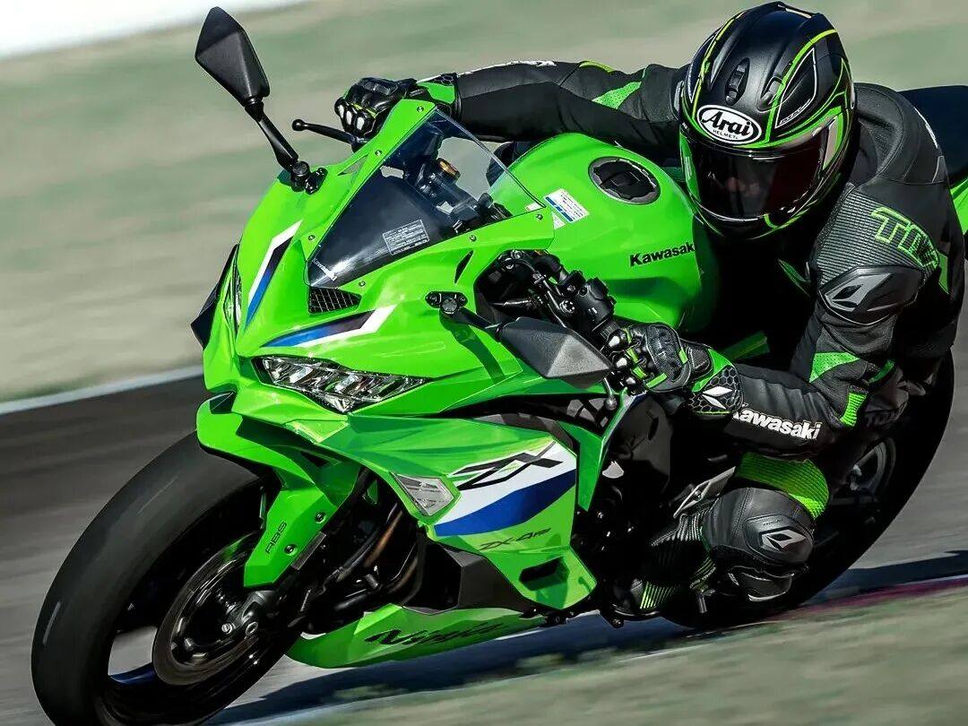 价格下调1万多元,川崎发布2026款ZX-4R,进口四缸仿赛更便宜了!