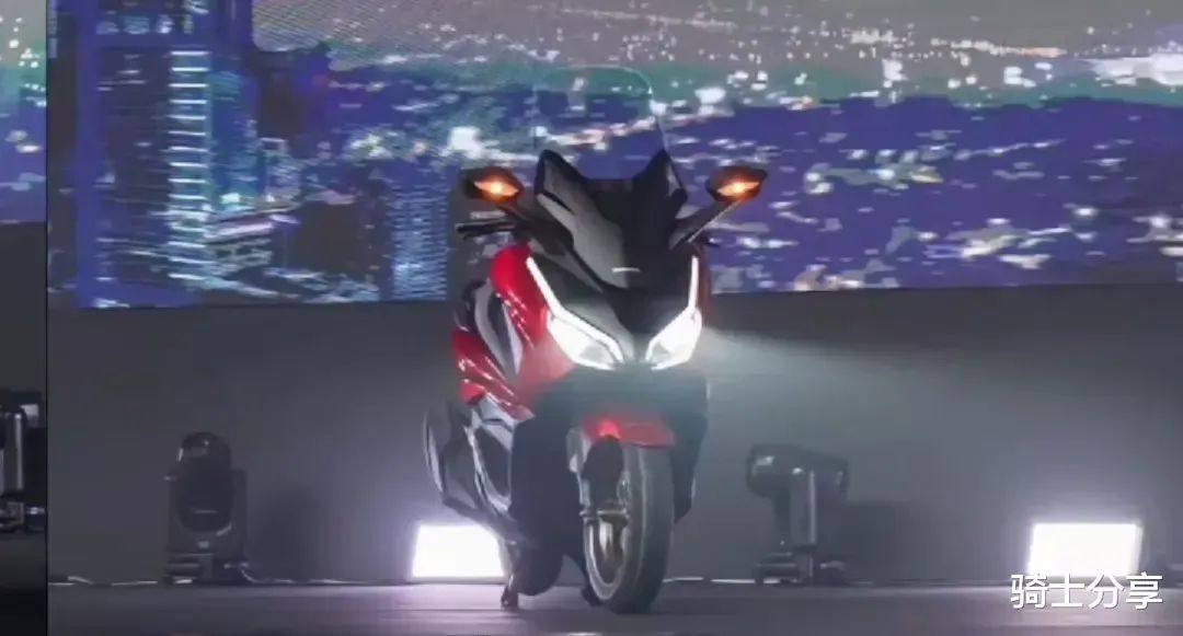 本田发布新款佛沙350,新旧版本很好选,看仪表就行了!