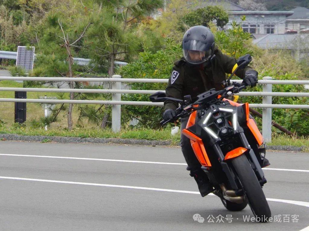 试驾心得丨KTM引以为傲的1390 SUPER DUKE R EVO，觉醒的机械猛兽！