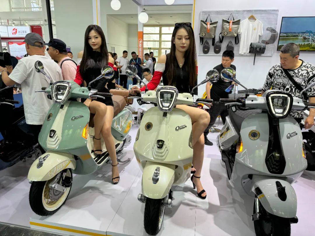 售价都是12980元,雅典娜女王加战神两款150踏板车发布