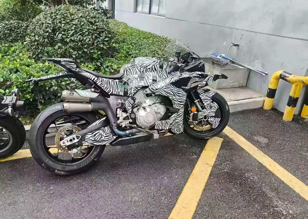 爆春风首款公升V4SR-RR正在路试