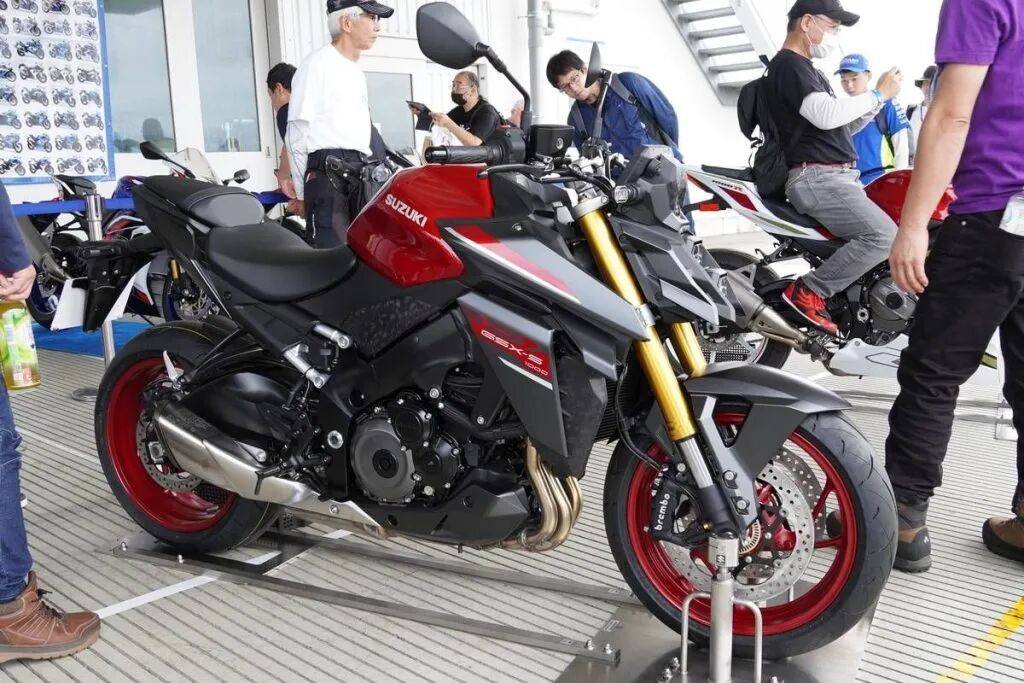 铃木GSX-S1000 2026新色曝光！睽违8年“糖果红”复活，日本活动实车公开
