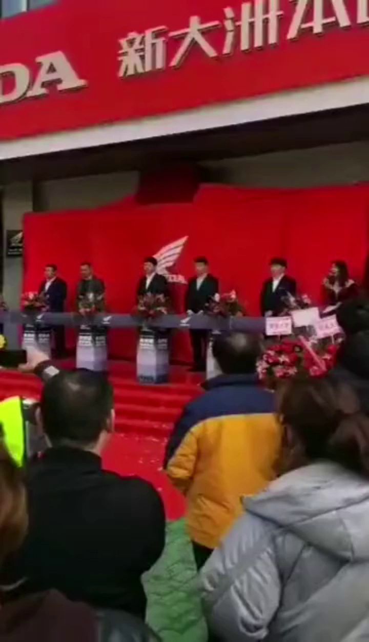 新大洲本田发布会又出事了，砸到人了