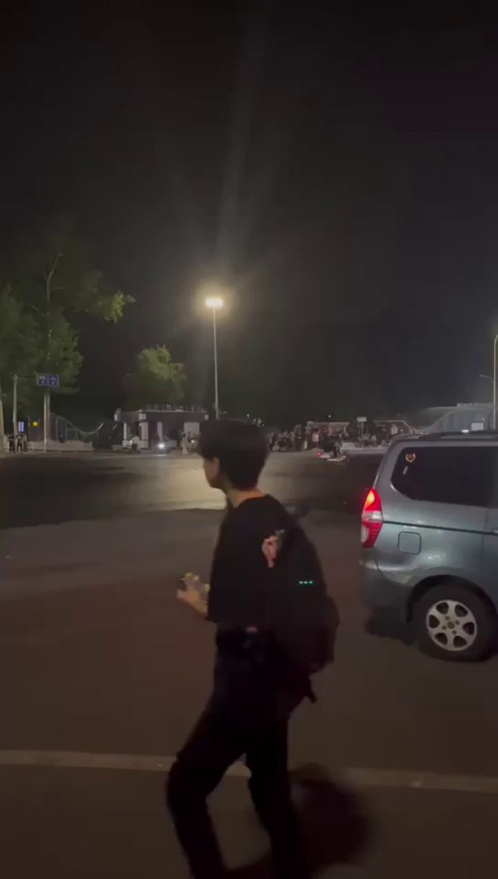 骑车把人撞到了，想跑，被拦下来打！鬼火少年作妖系列
