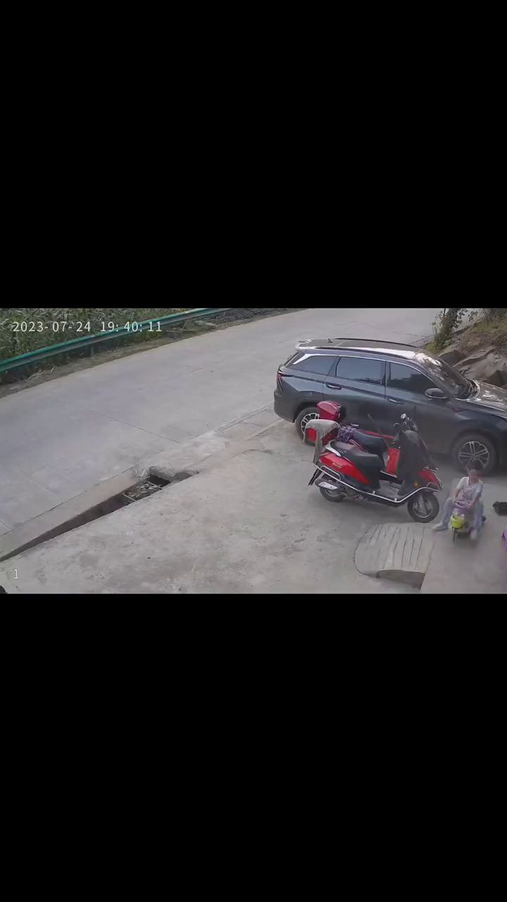 摩托车四车连撞追尾，技术菜？还是预判不够？