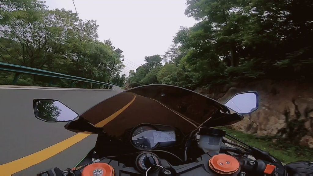 听说川崎zx-4r出来了，分享一下多年前他的大哥zx-6r的暴力跑山第一视角【封闭山路，请勿模仿]
