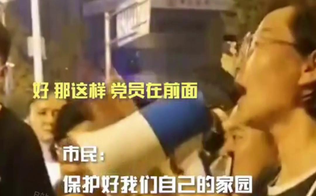 重庆巴南山火市民连夜接力捐献搬运物资，越野摩托车助力消防物资传递。