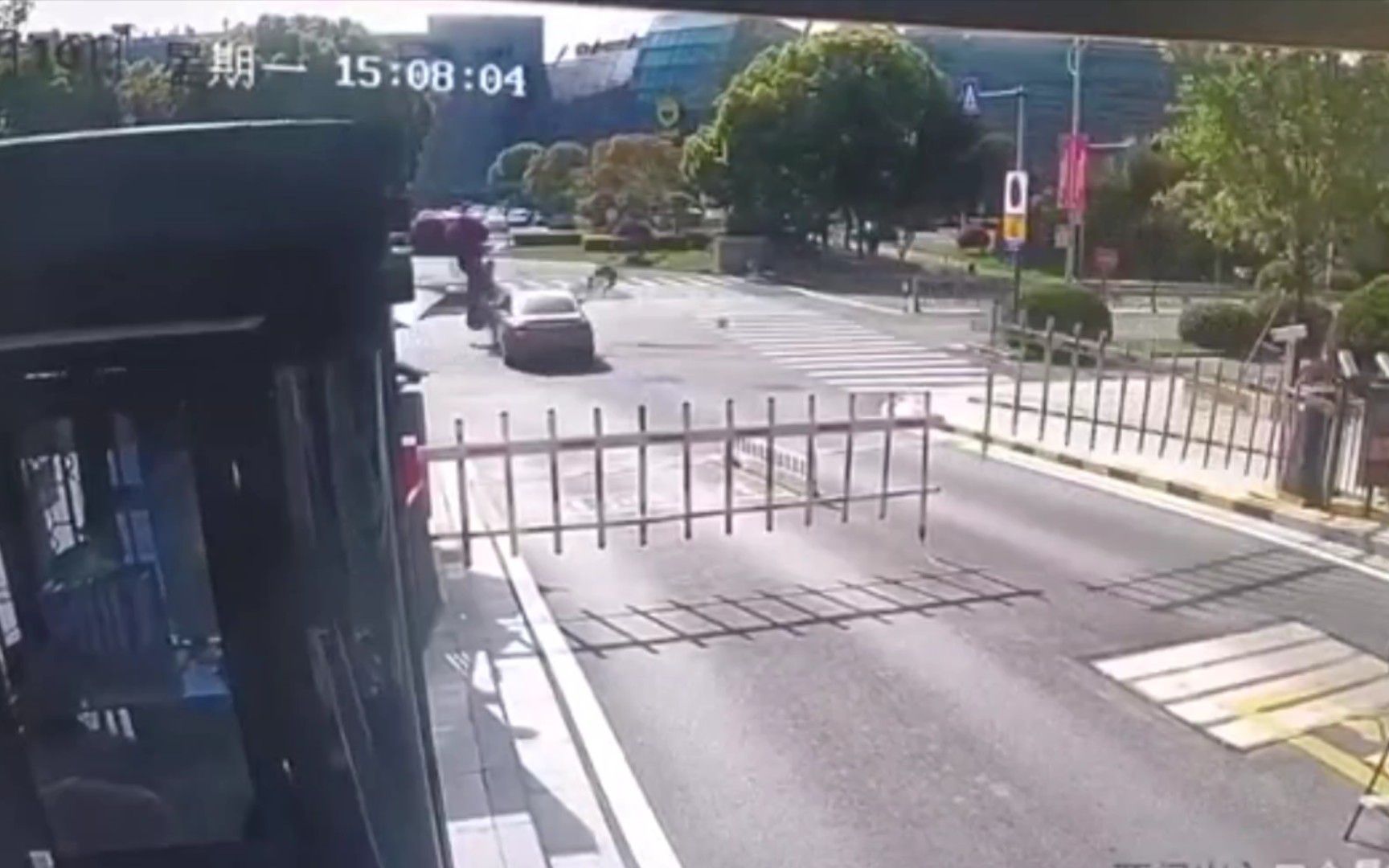 已知监控帧率为24帧，求摩托车速度为多少？车毁人亡