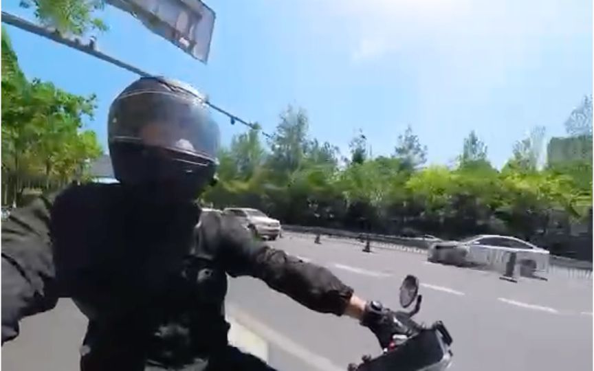 舰尾发现鱼雷，骑车遇到什么事情都不要感到意外！