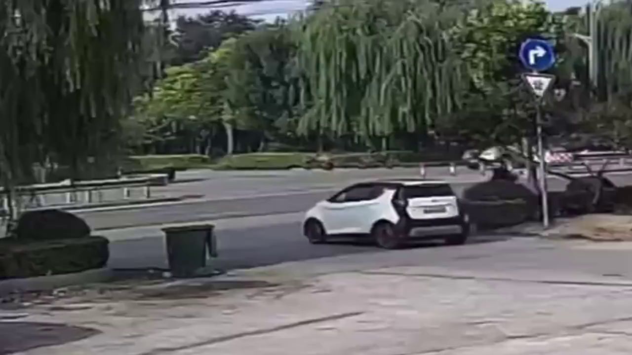 典型的摩托车事故，直行摩托车与并入主路的汽车相撞