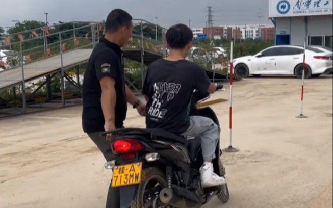 学摩托车驾照新方法！教练放过狠话，包你考到驾照。