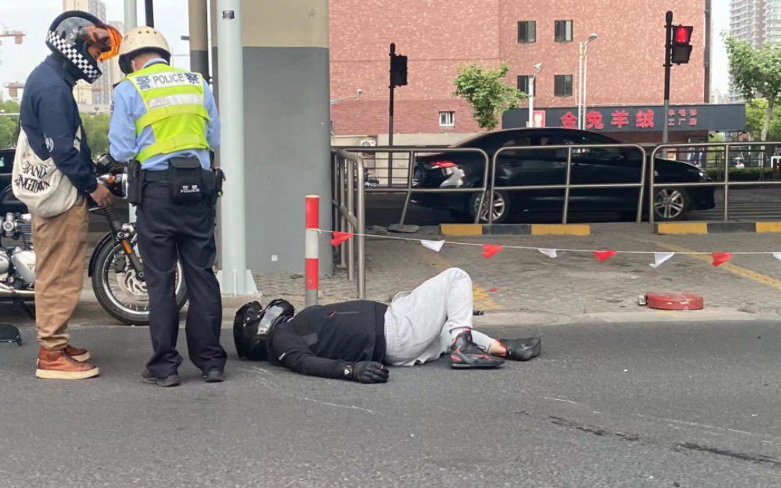 杜卡迪街霸路口未减速观察，撞上闯红灯盒马生鲜外卖车，随后失控甩油门又撞柱子