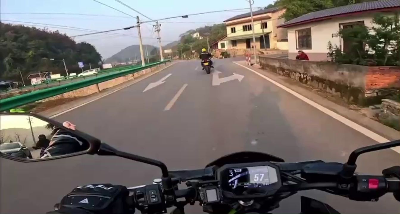 汽车这是正常变道吗？