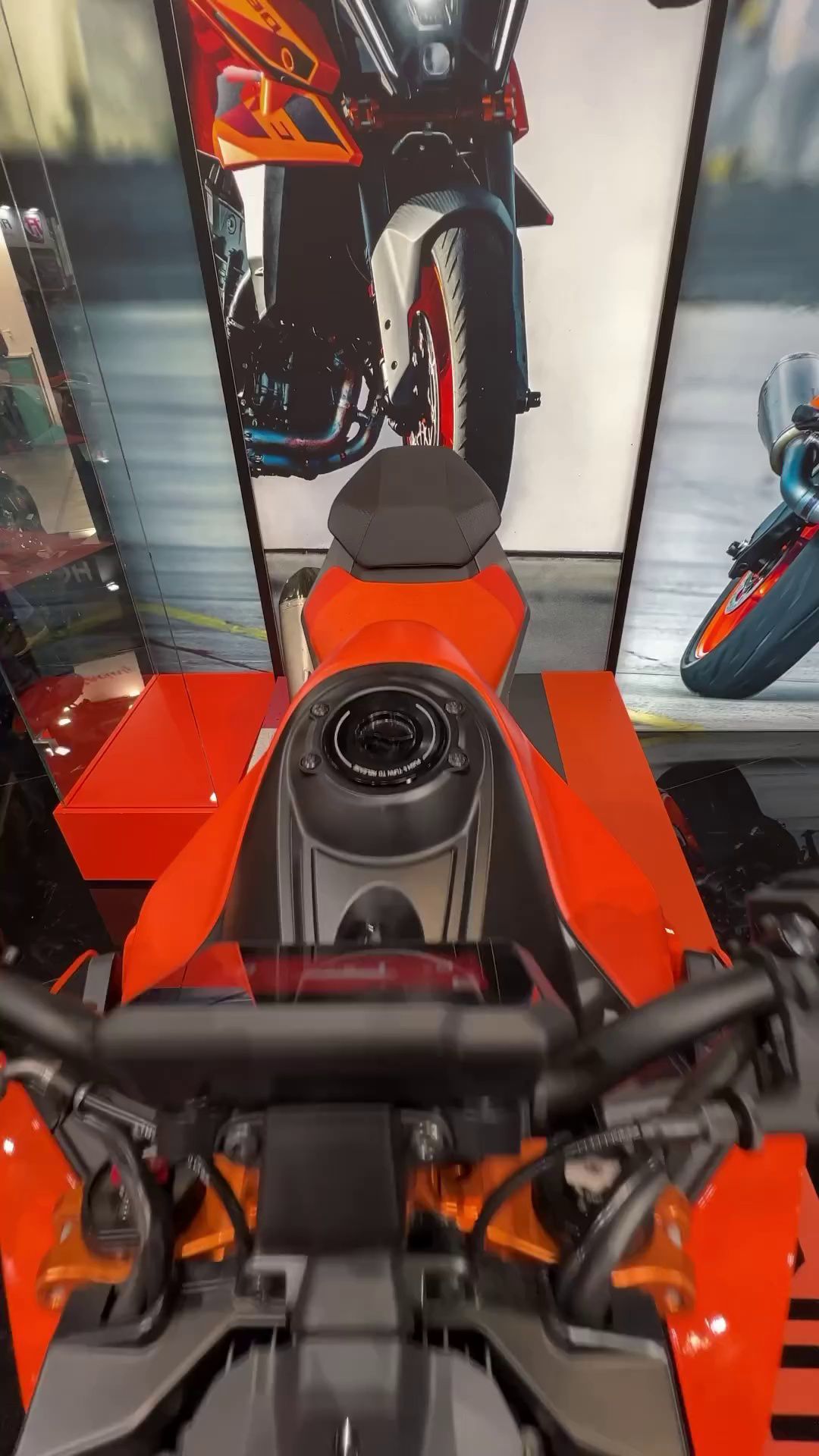 KTM Duke 990 首次亮相米兰车展！