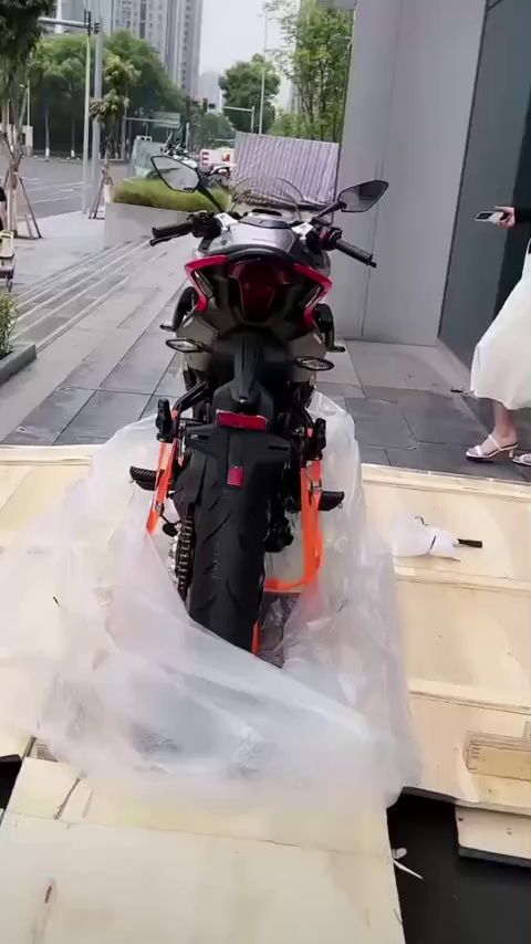 2023款春风250SR开箱视频，车头和450SR一样