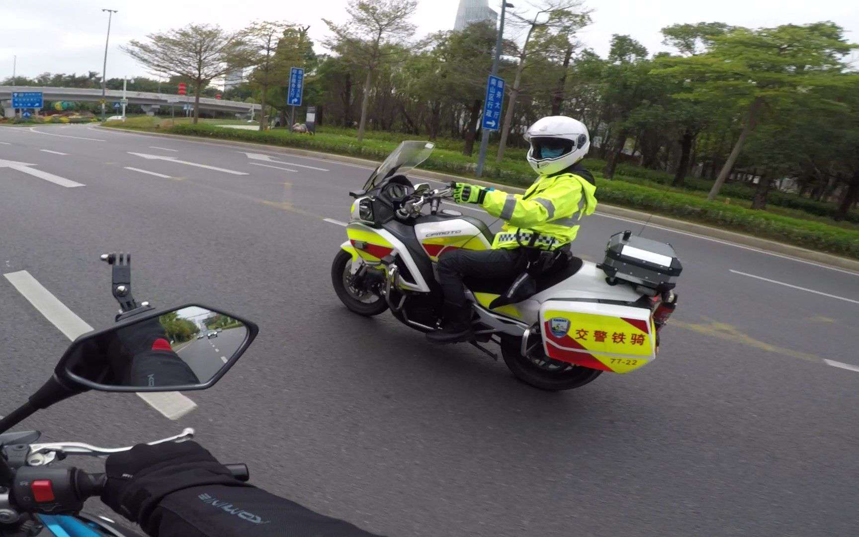 交警铁骑：快看！对面有台本田CB500X哦！