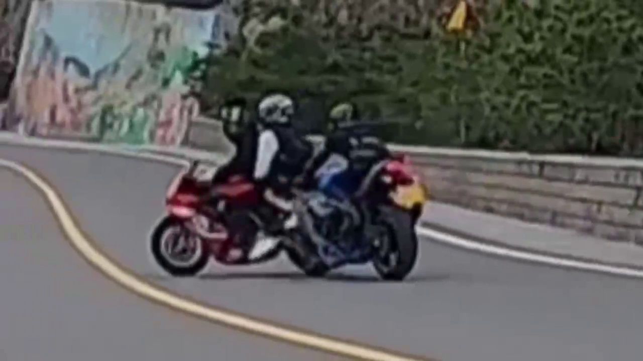 盲弯撞上掉头的摩托车，看到后刹车已经来不及，叫你不要压弯！