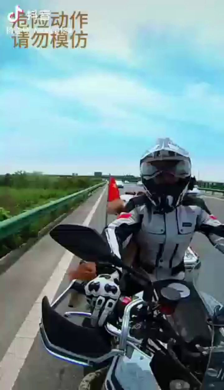 见过高速飙车，见过高速抓狗吗？（高速危险动作，大家切勿模仿）
