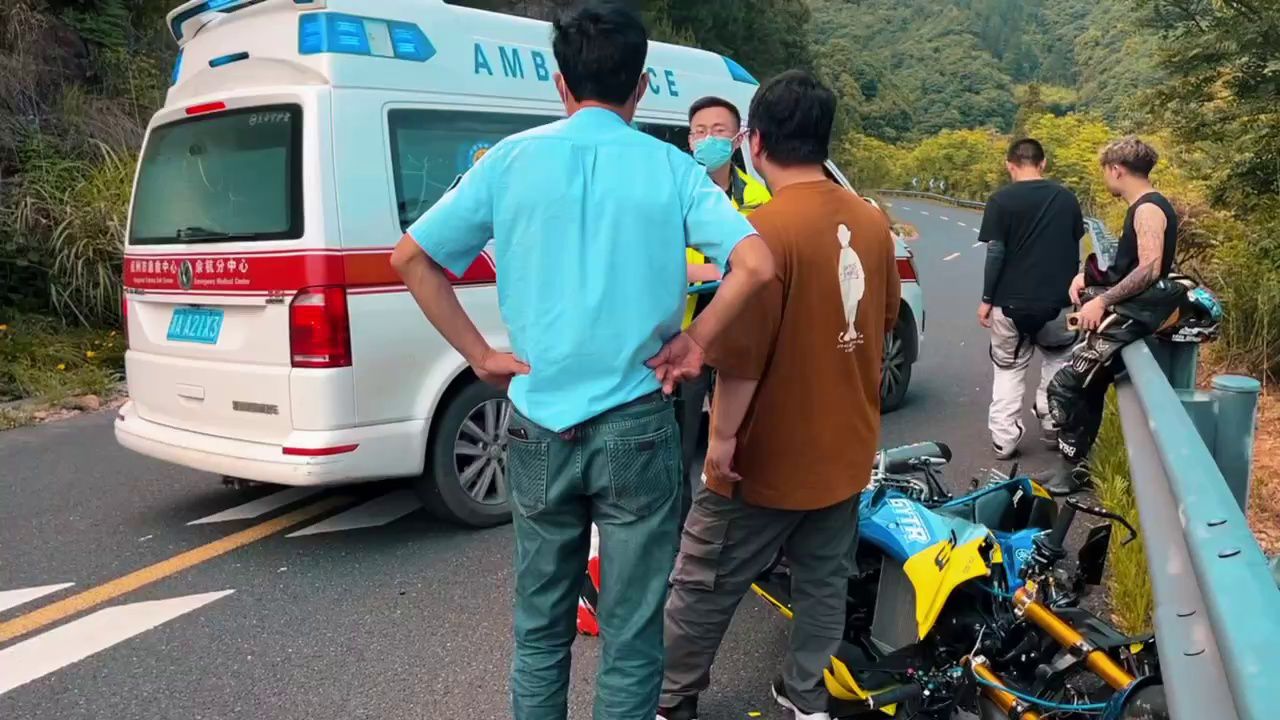 杭州四岭水库车友压弯摔车，报废一台R3