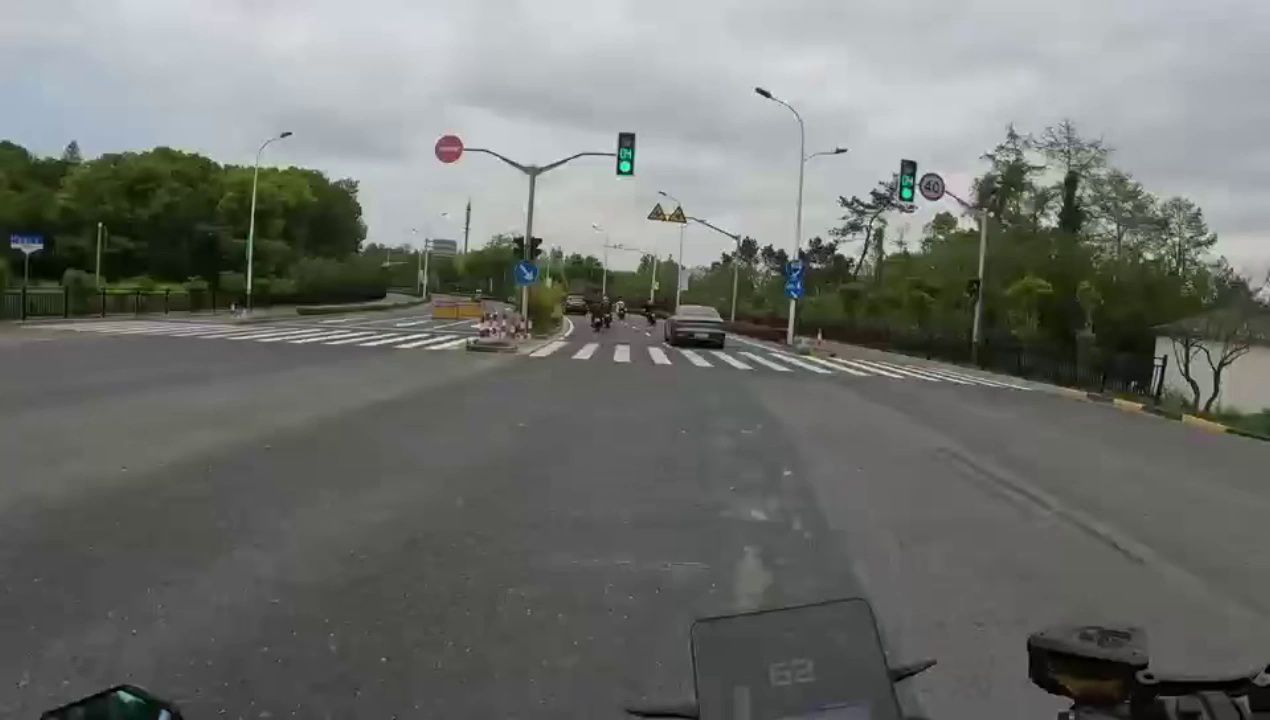 春风800NK又摔车了，没看明白怎么会碰到隔壁汽车？