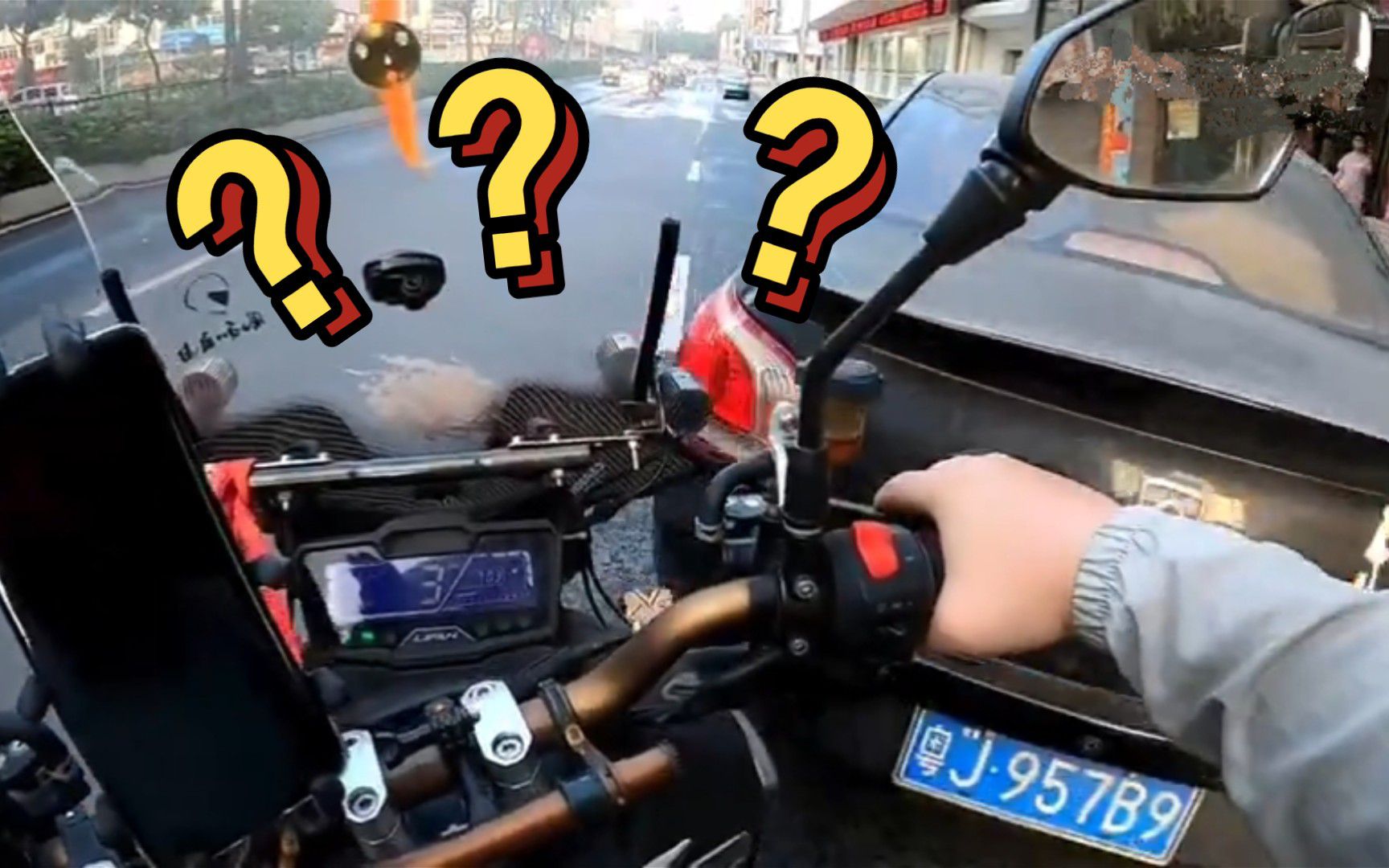 这女司机搞得我这左也不是，右也不是？