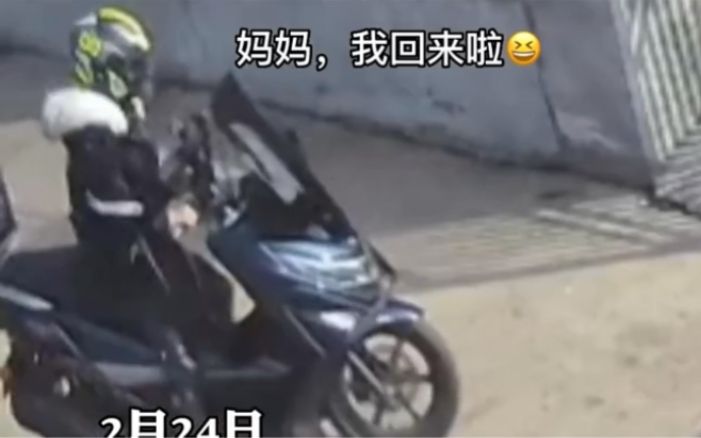 女孩骑摩托回家，妈妈赶紧把大门全部打开