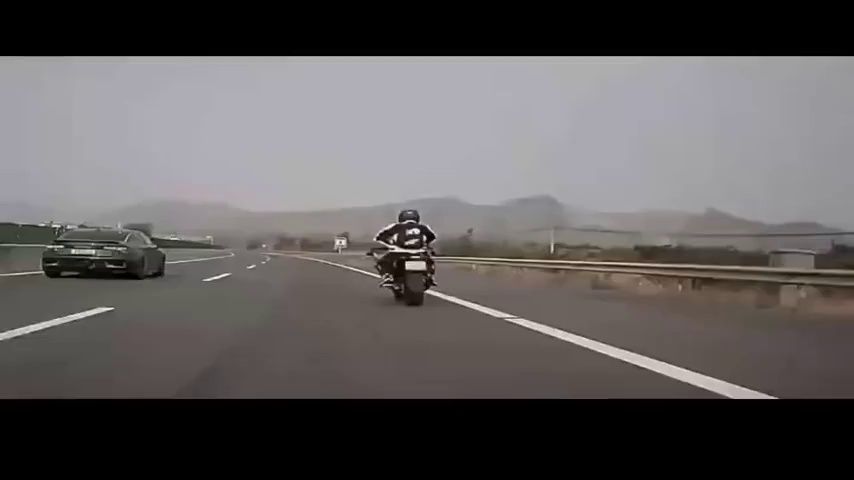汽车高速变道撞向摩托车，这是故意的？？？！！！