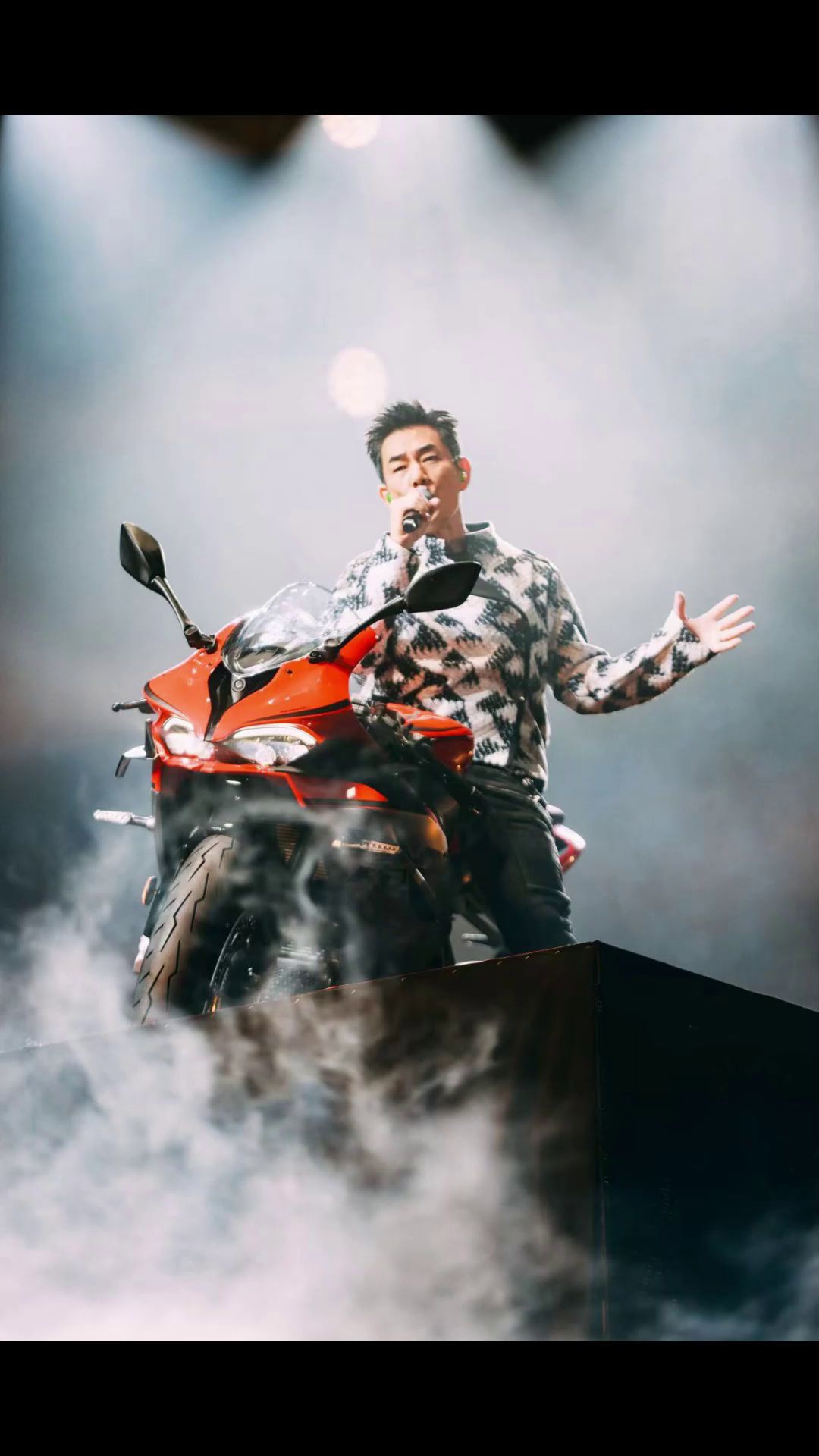 任贤齐合肥演唱会，携QJMOTOR两台车出场！