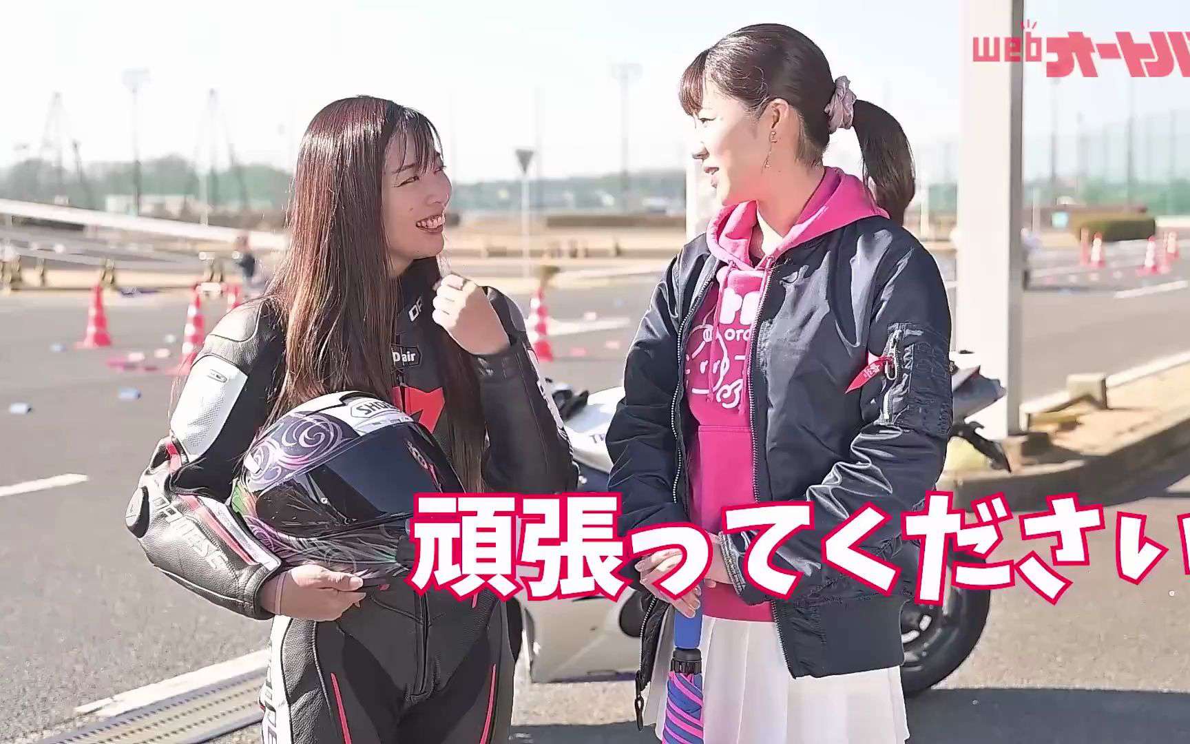 女警与女摩友的对决